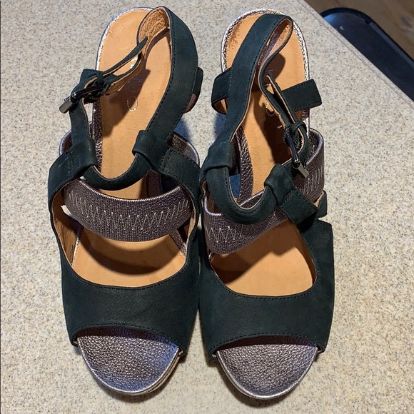 Aldo Suede and Wood Trim Wedges Size 8 - Picture 2 of 8